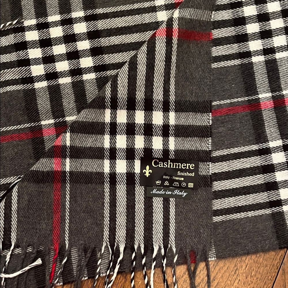 Cashmere finished men’s scarf.